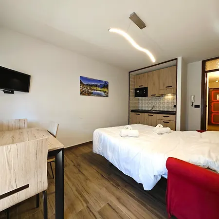 Hostdomus - City Center Flat شقة *